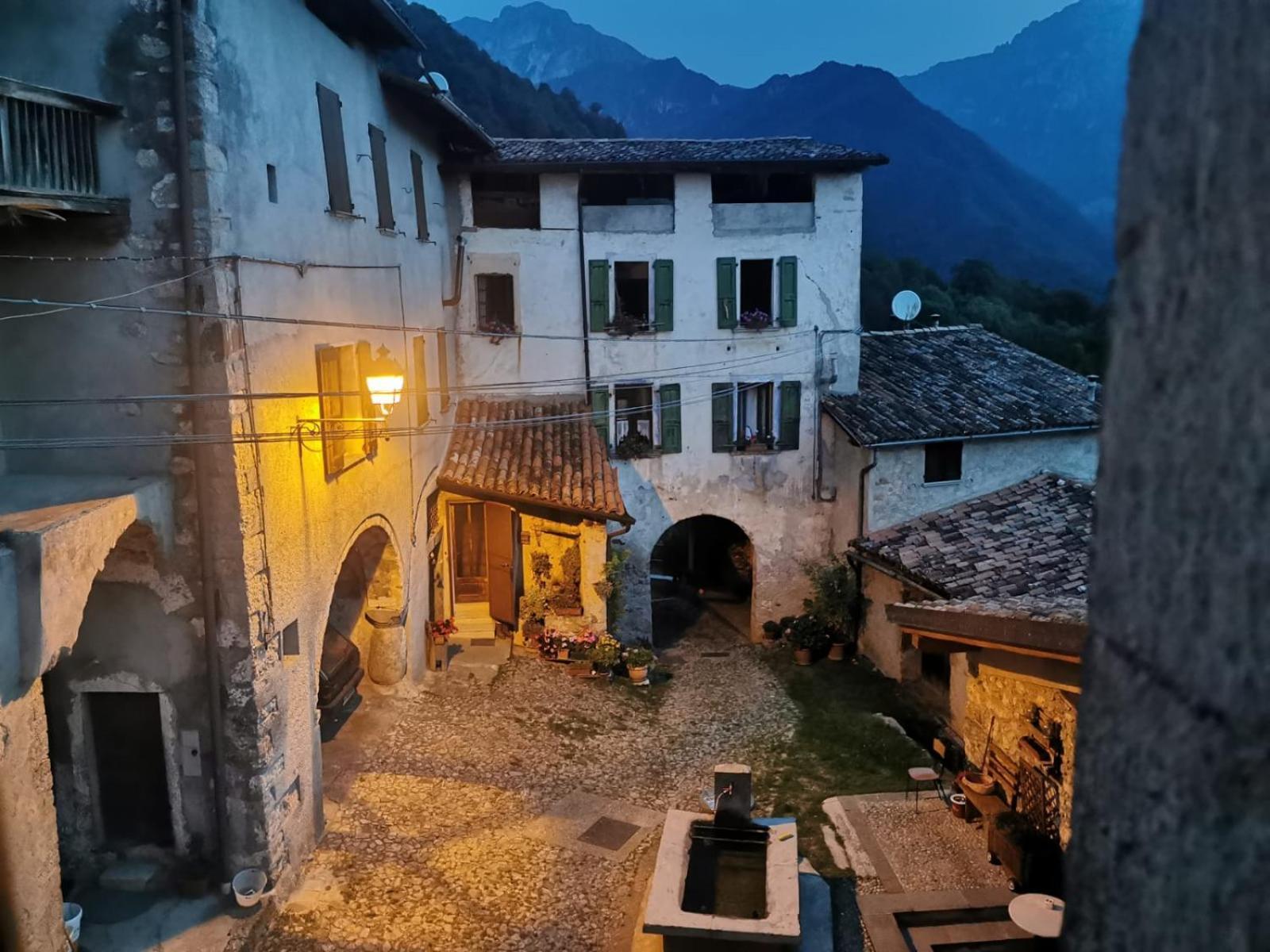 A Casa Di Gianni E Mari Bed & Breakfast Vestone Bagian luar foto